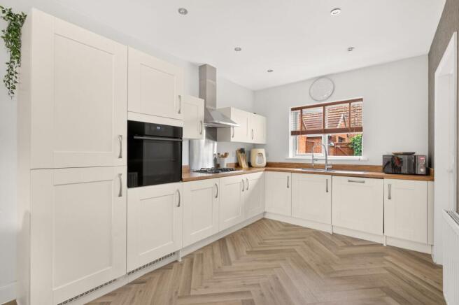 4 bed Detached for sale Image 9