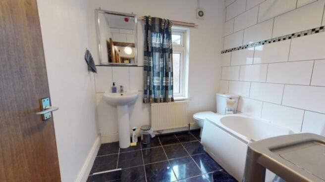 5 bed Semi-Detached to rent Image 9