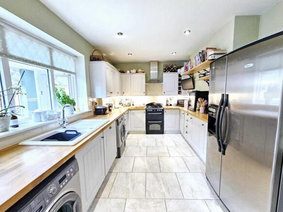 4 bed Semi-Detached for sale Image 7