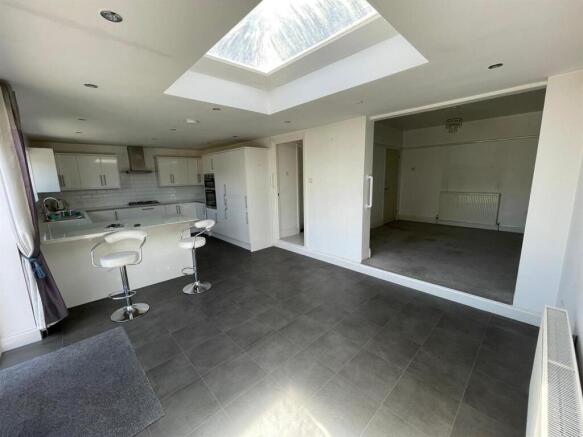 Kitchen (1).jpg