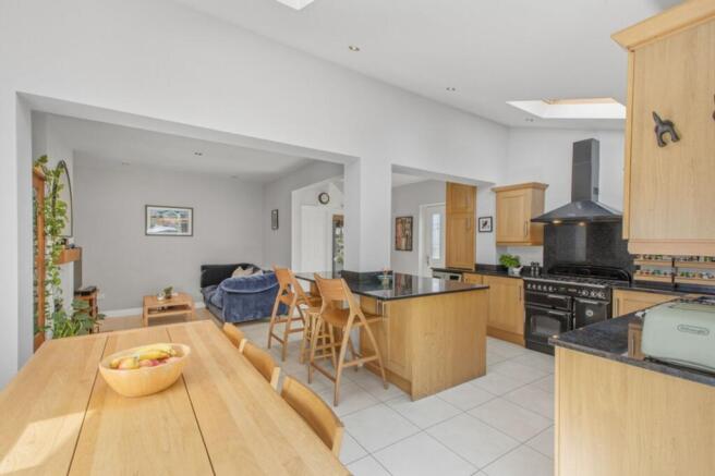 4 bed Semi-Detached for sale Image 4