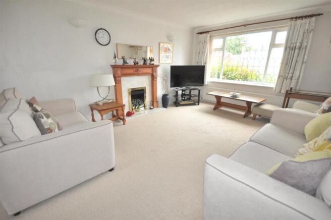 LOUNGE/DINING ROOM
