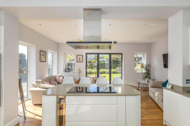 5 bed Detached for sale Image 6