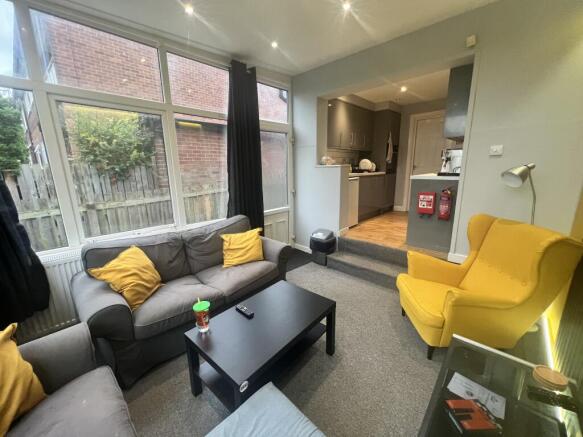 4 bed Semi-Detached to rent Image 6