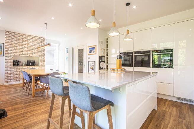 5 bed Semi-Detached for sale Image 4