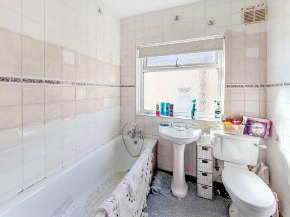 4 bed Detached for sale Image 8