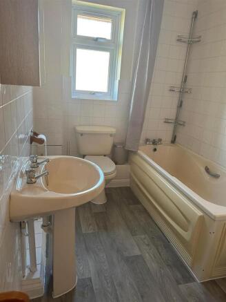 4 Osbourne House bathroom.jpg