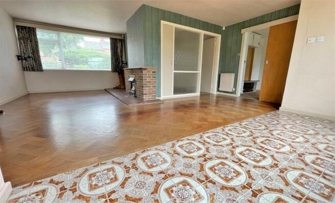 L-SHAPED LIVING/DINING ROOM