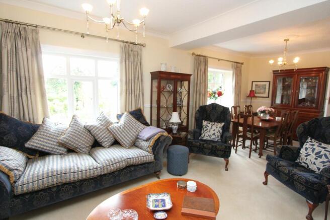 sitting/dining room