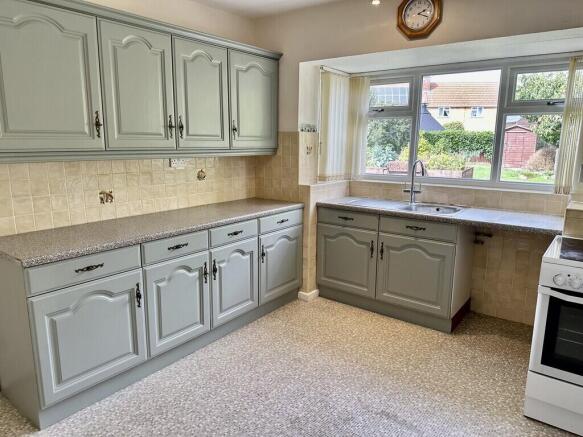 4 bed Detached Bungalow for sale Image 11