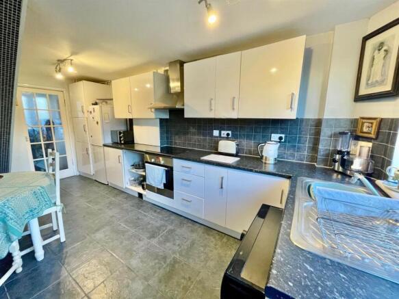 8 Ashwood Rd Kitchen 2.jpg