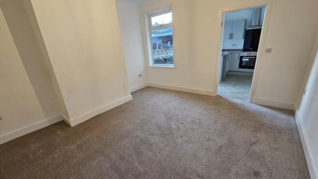 3 bed House to rent Image 5