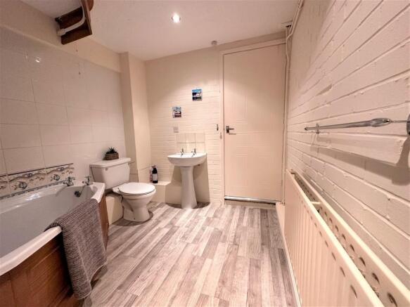 GROUND FLOOR BATH...
