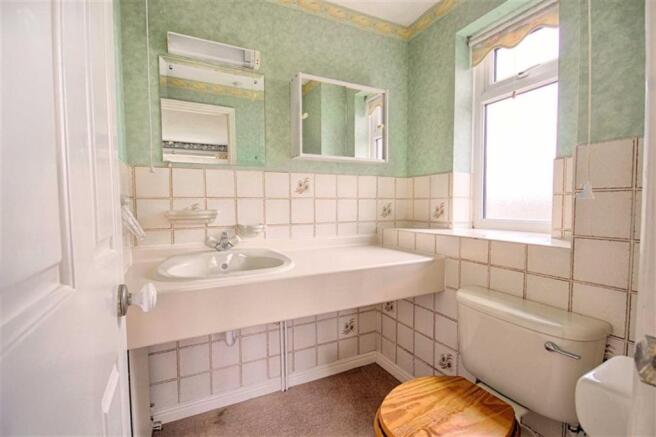 EN-SUITE SHOWER ROOM