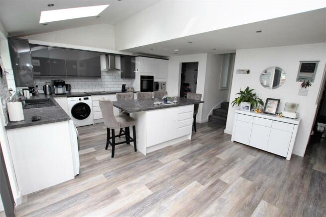 Kitchen/ Breakfast Room