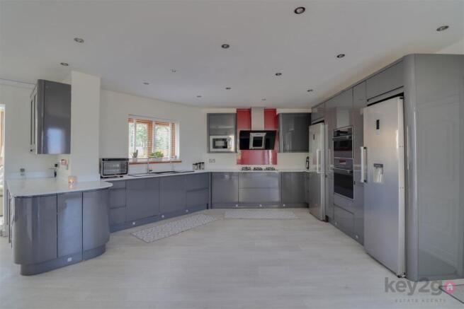 5 bed Detached for sale Image 6
