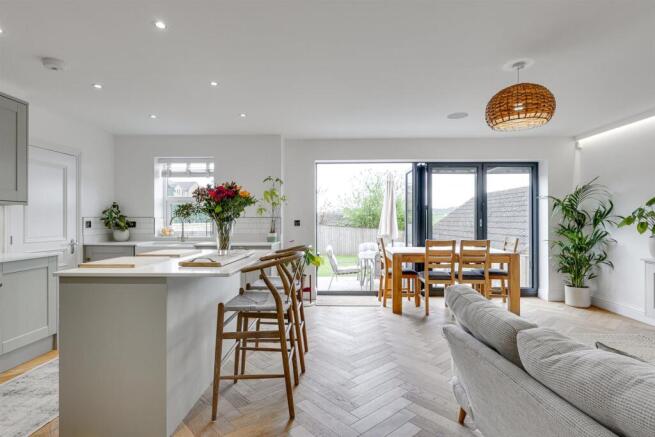5 bed Detached for sale Image 10