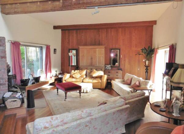 OPEN PLAN LIVING AREA