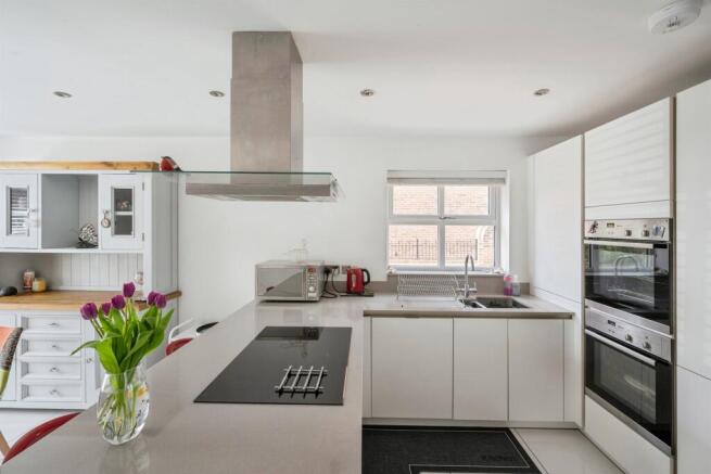 5 bed Detached for sale Image 4