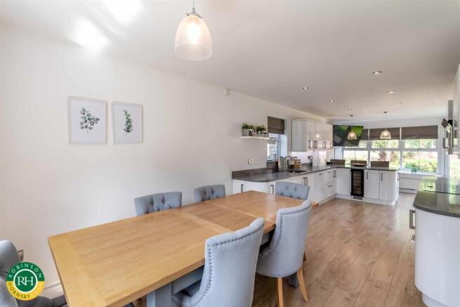 5 bed Detached for sale Image 5