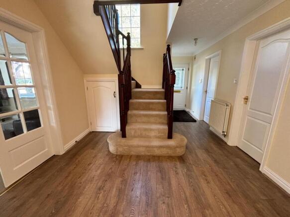 Four Bedroom Family Home with Driveway & Garage i