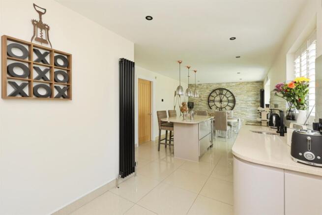 4 bed Detached for sale Image 11