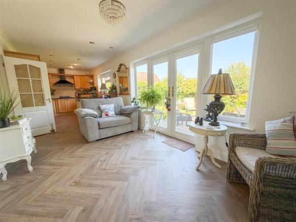 KITCHEN/DINER/FAMILY ROOM
