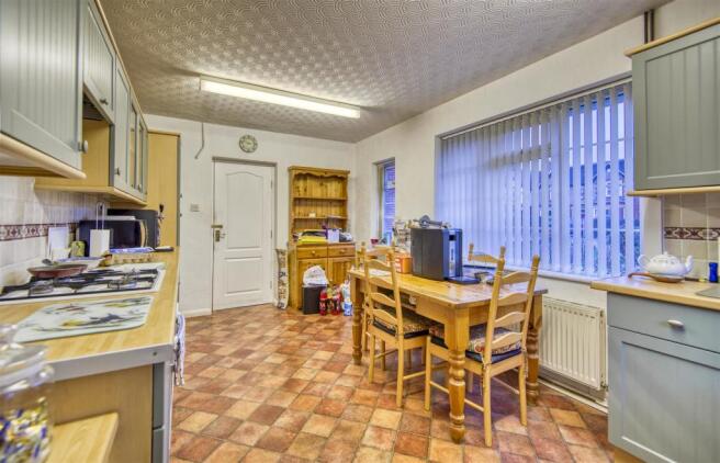 4 Kitchen.jpg