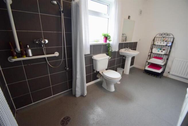 Ensuite 1.jpg