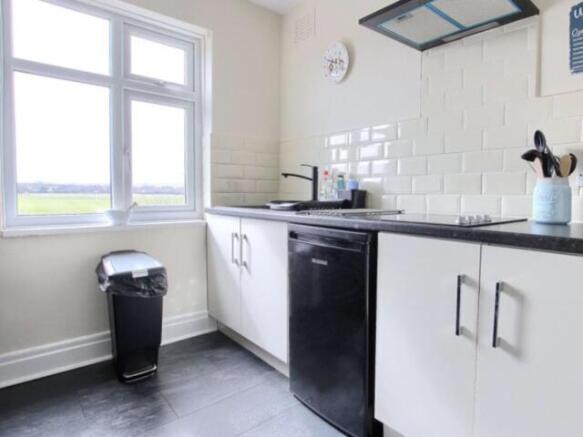 2 bed Apartment to rent Image 4