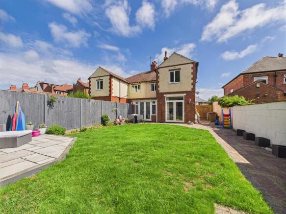 4 bed Semi-Detached for sale Image 11