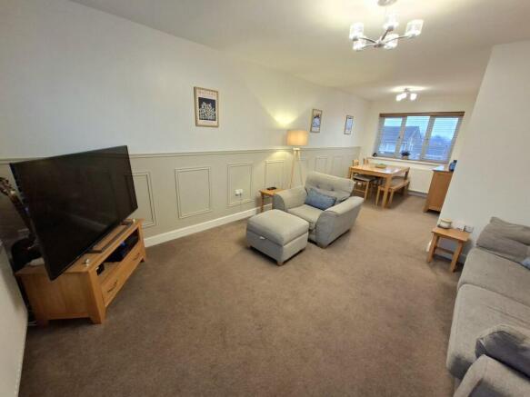 OPEN PLAN LIVING/DINING ROOM