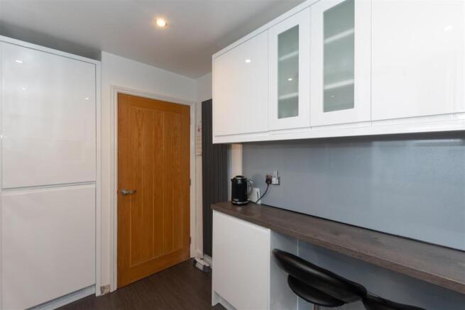 FITTED KITCHEN