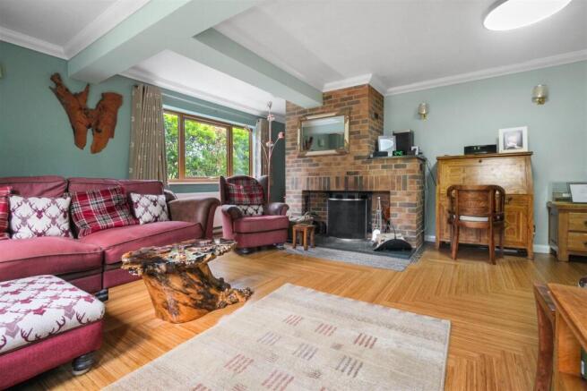 Living Room b.jpg