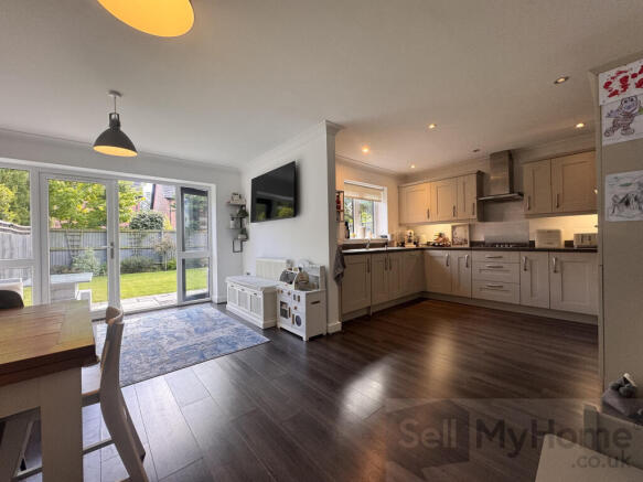 Open plan kitchen / dining