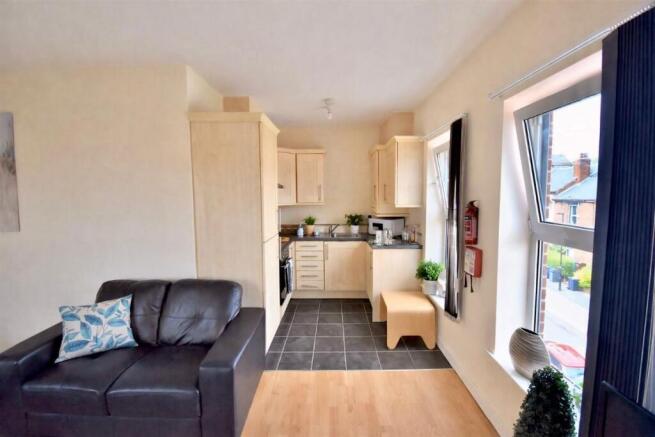 3 bed Flat to rent Image 4