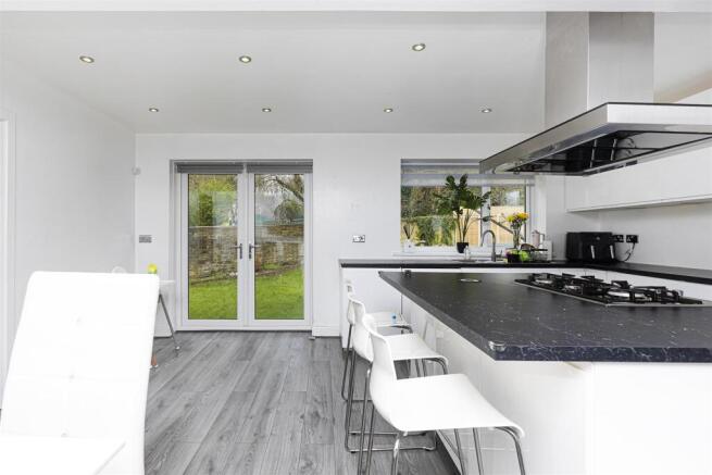 5 bed Detached for sale Image 9