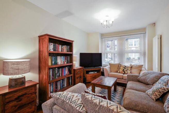 Spacious Through Lounge