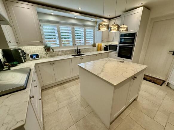 4 bed House to rent Image 11