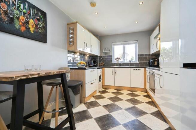 2 bed Apartment for sale Image 6