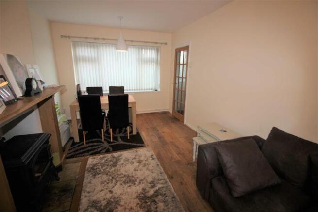 Lounge/Dining Room: