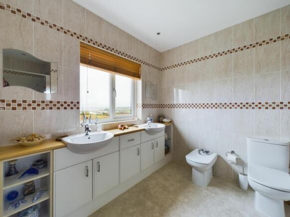 En Suite (Bedroom 1)