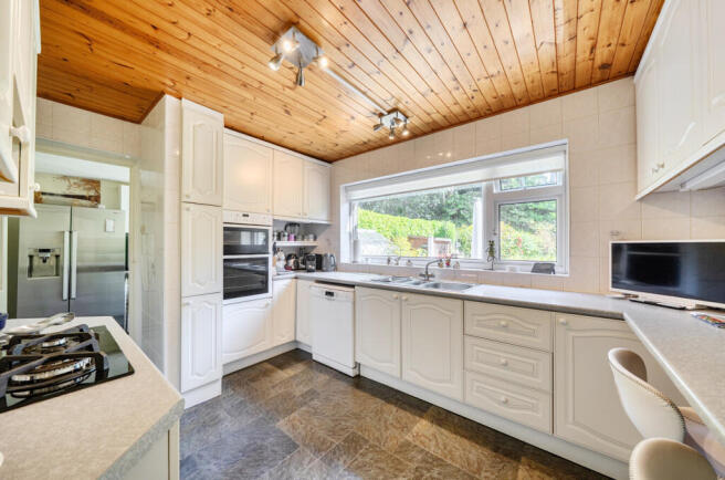 Curley Hill Road, Lightwater, Surrey, GU18 photo 4