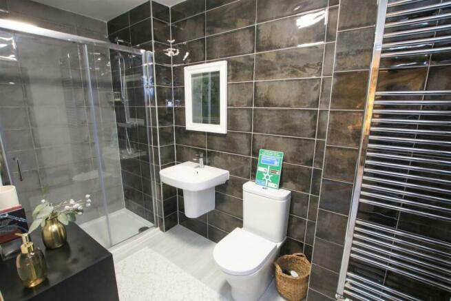EN SUITE SHOWER ROOM