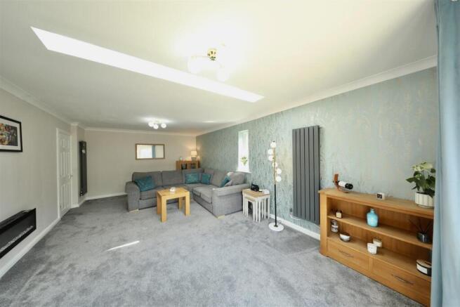 5 bed Detached for sale Image 7