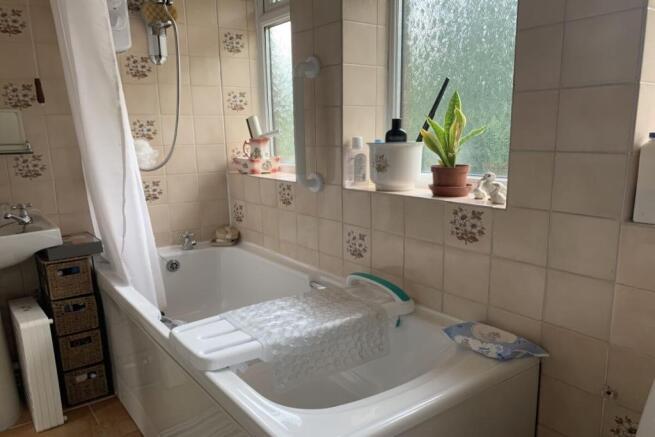 Family Bathroom / WC