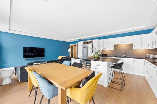 3 bed Flat for sale Image 7