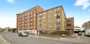 Flat 14, Hazeleigh House, Market Link, Romford RM1 1XN