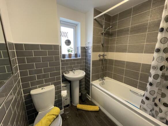 4 bed Semi-Detached to rent Image 12