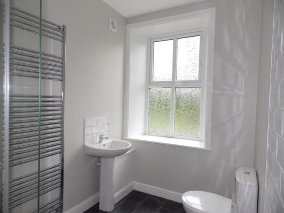 4 bed House to rent Image 8
